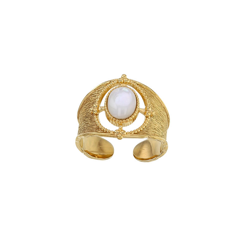 Bague Antique ajourée ornée d'un Lapis-lazuli en cabochon, plaqué or