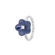 Bague avec une fleur en céramique bleue et un oxyde de zirconium