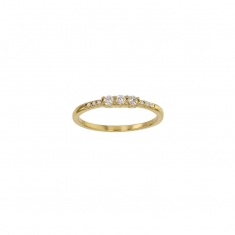 Bague fine plaqué or ornée de 3 oxydes sertis griffes, et 6 petits oxydes