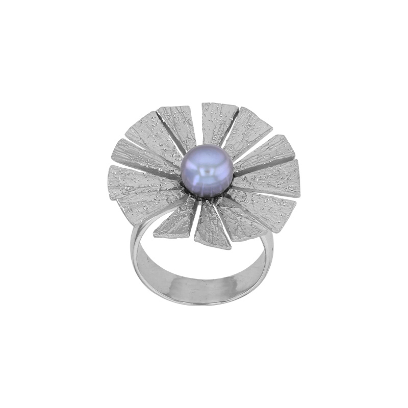Bague fleur aspect ciselé ornée d'une perle de culture d'eau douce, argent 925/1000 rhodié