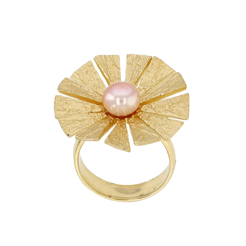 Bague fleur aspect ciselé ornée d'une perle de culture d'eau douce, argent 925/1000 rhodié