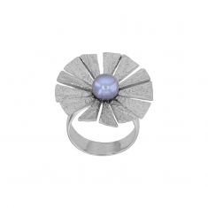 Bague fleur aspect ciselé ornée d'une perle de culture d'eau douce, argent 925/1000 rhodié