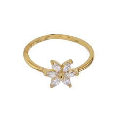 Bague fleur avec pétales sertis d'oxydes, plaqué or