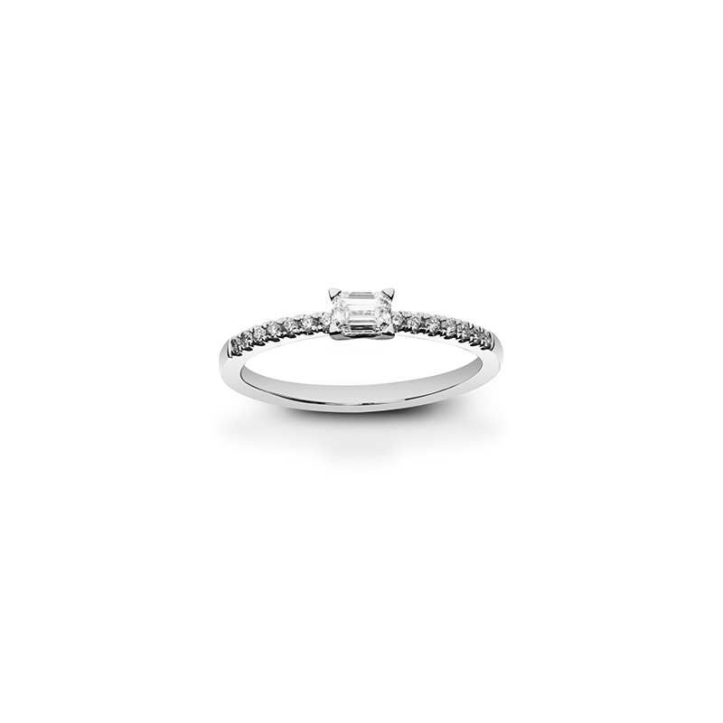 Bague ornée de diamants synthétiques taille émeraude 0,35ct GVS, Or blanc 750/1000