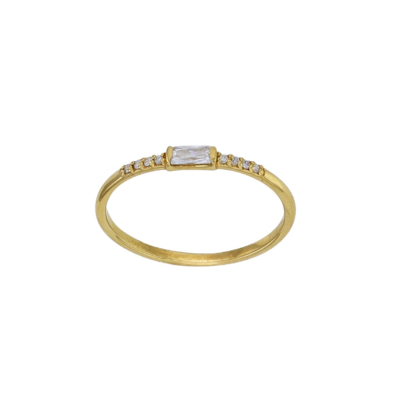 Bague ornée d’un oxyde taille baguette, entourée d’oxydes de zirconium, Or 375/1000