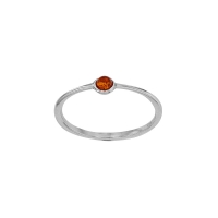 Bague ronde corps fin, ambre cognac sertie clos en argent 925/1000 rhodié