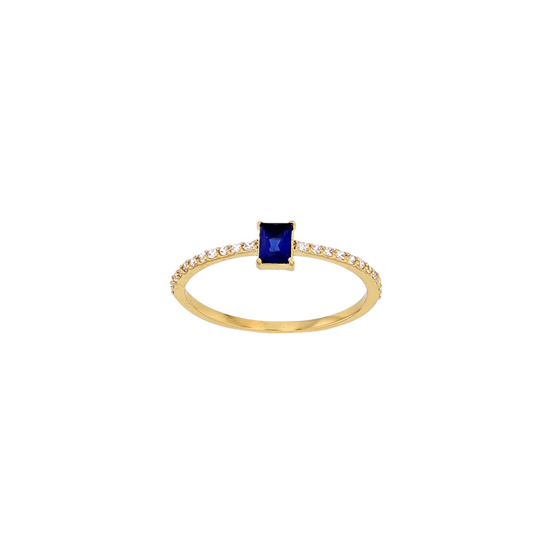 Bague solitaire taille rectangle bleu saphir, épaulé oxydes blancs, Plaqué or