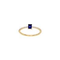 Bague solitaire taille rectangle bleu saphir, épaulé oxydes blancs, Plaqué or