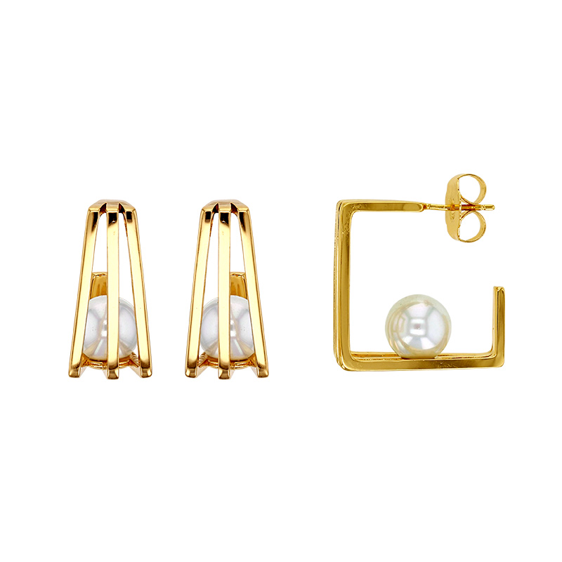 Boucles d'oreilles forme carré ornées de perles de Majorque blanc nacré et laiton doré