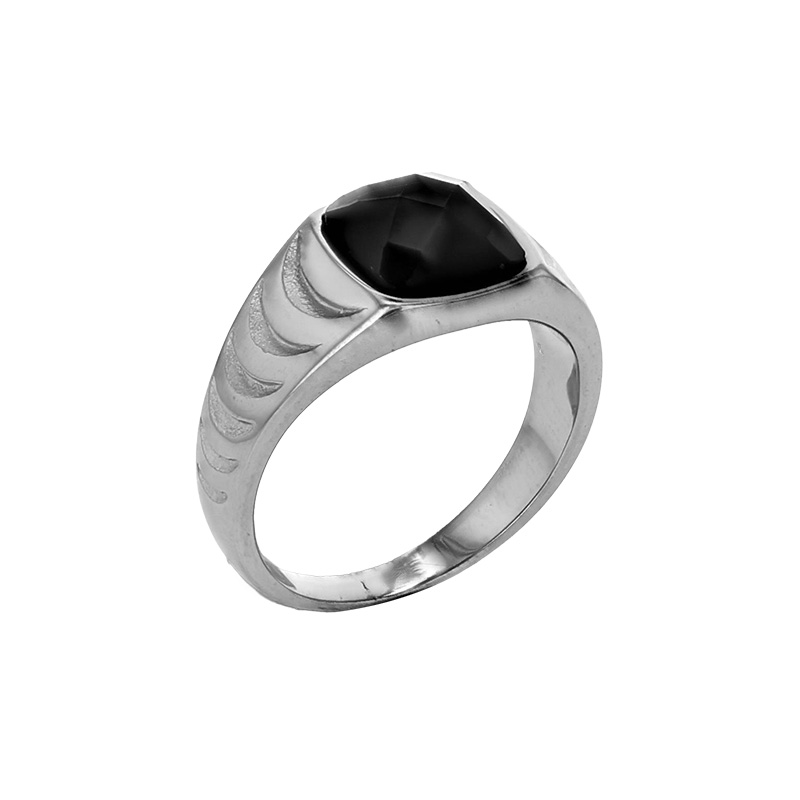 Chevalière ornée de pierres facettées en agate noire motif strié, acier