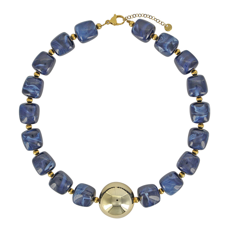 Collier cubes en résine bleue avec une boule doré, acier doré