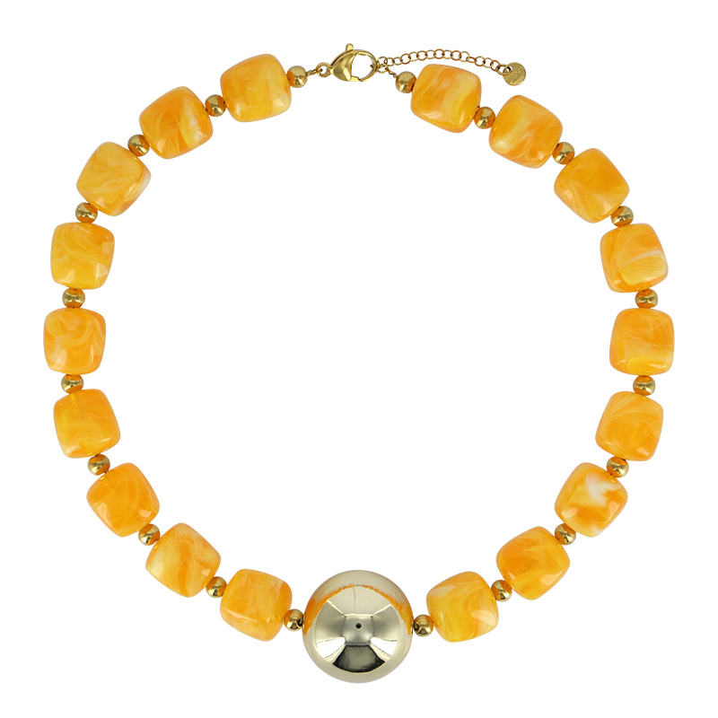 Collier cubes en résine jaune avec une boule doré, acier doré