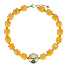 Collier cubes en résine jaune avec une boule doré, acier doré