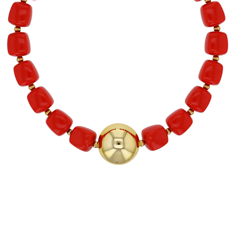 Collier cubes en résine rouge avec une boule dorée, acier doré