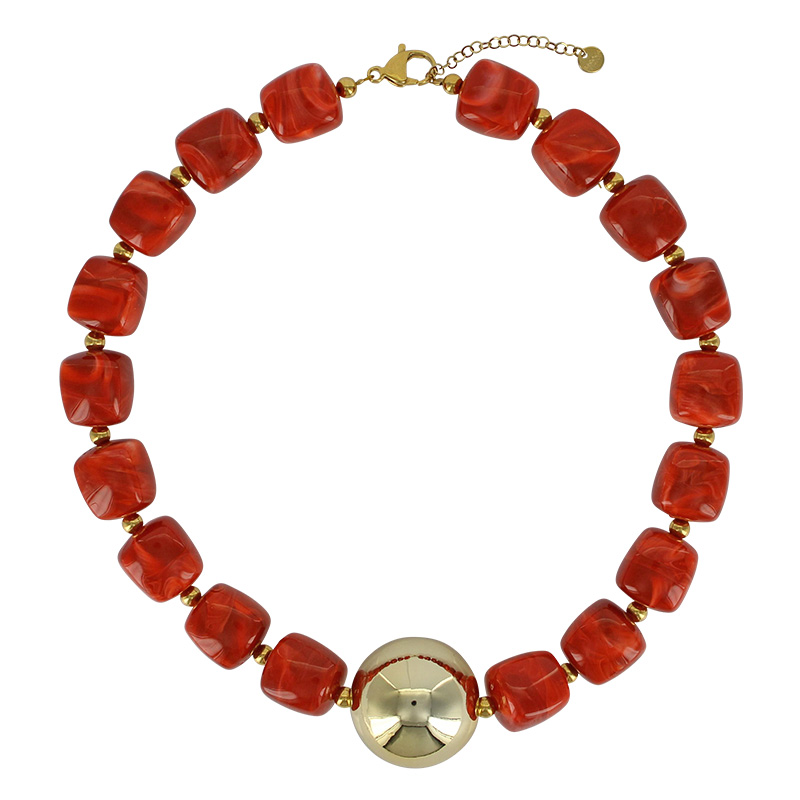 Collier cubes en résine rouge avec une boule dorée, acier doré