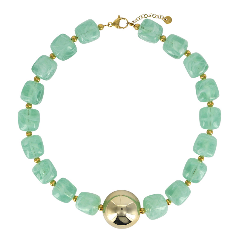 Collier cubes en résine verte avec une boule doré, acier doré