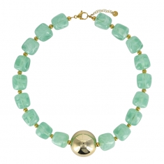 Collier cubes en résine verte avec une boule doré, acier doré