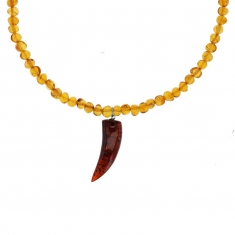 Collier en Ambre avec corne couleur cerise