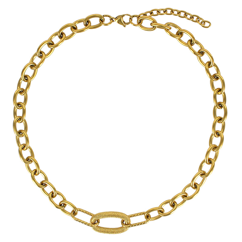 Collier orné de maille ovale perlée et striée en acier doré