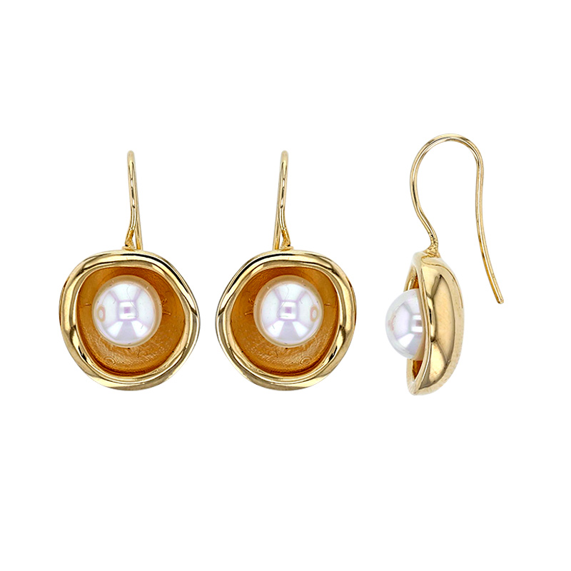 Fils d'oreilles demi-rondes ornées d'une perle de Majorque blanc nacré, laiton doré