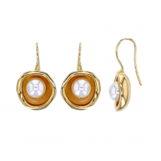 Fils d'oreilles demi-rondes ornées d'une perle de Majorque blanc nacré, laiton doré