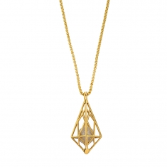 Collier en acier doré en forme de cage triangulaire avec une perle pailletée couleur crème