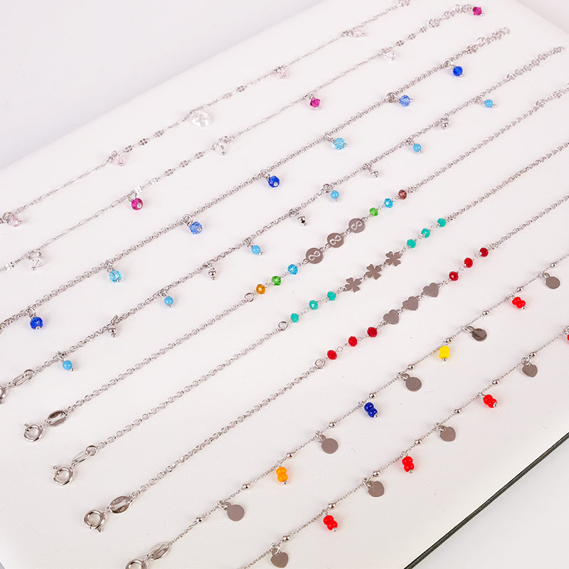 Lot de 9 chaînes de cheville argent 925/1000 platiné, cristaux et perles de verre de couleurs
