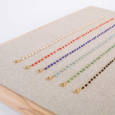 Lot de 6 chaînes de cheville avec perles synthétiques de couleur en plaqué or