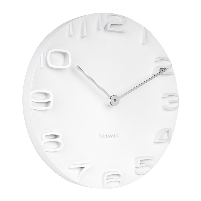 Horloge murale blanche avec chiffres en relief et aiguilles chromées
