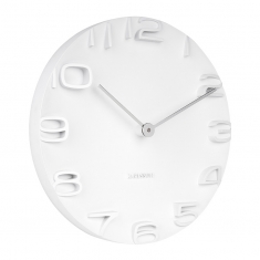 Horloge murale blanche avec chiffres en relief et aiguilles chromées