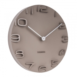 Horloge murale blanche avec chiffres en relief et aiguilles chromées