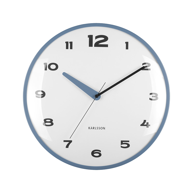 Horloge murale bleue avec grande aiguille assortie
