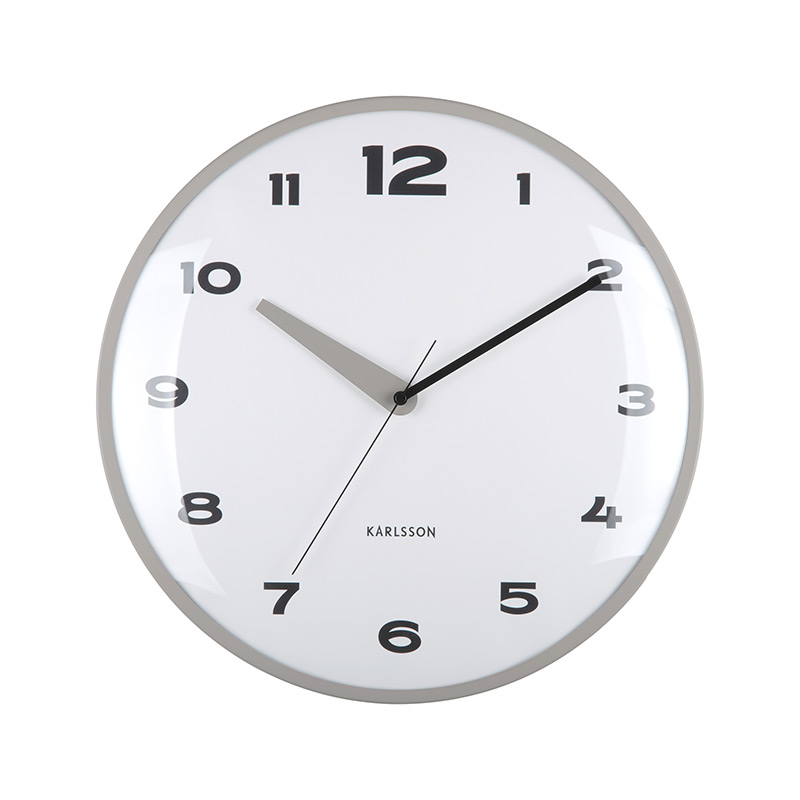 Horloge murale bleue avec grande aiguille assortie