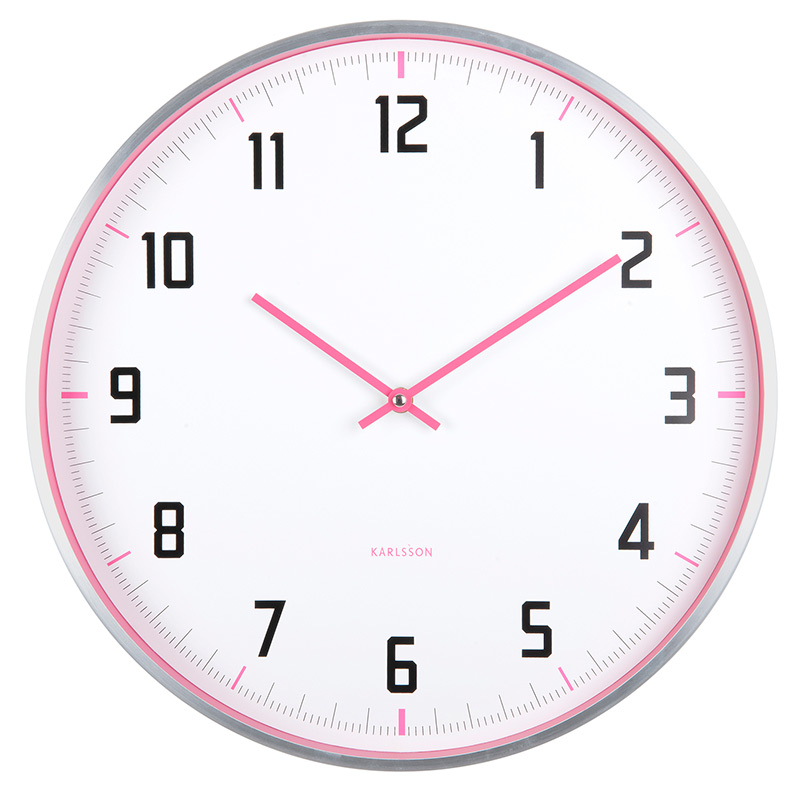 Horloge murale bleue, cadran blanc et aiguilles bleues