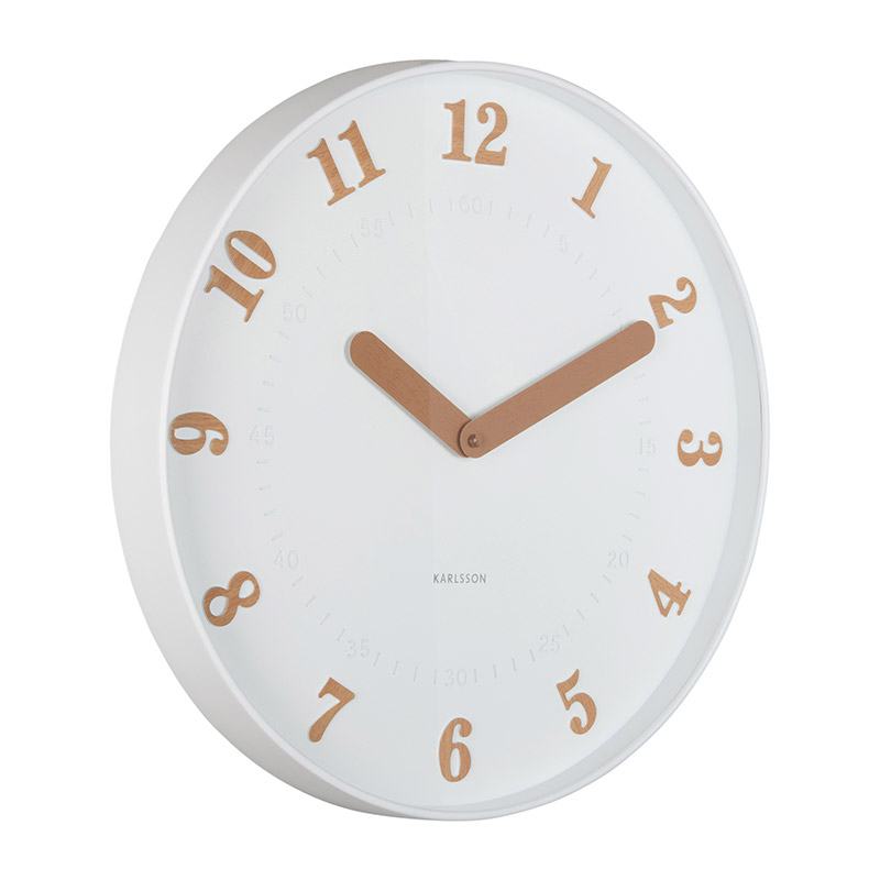 Horloge murale bordeaux avec chiffres et aiguilles couleur bois