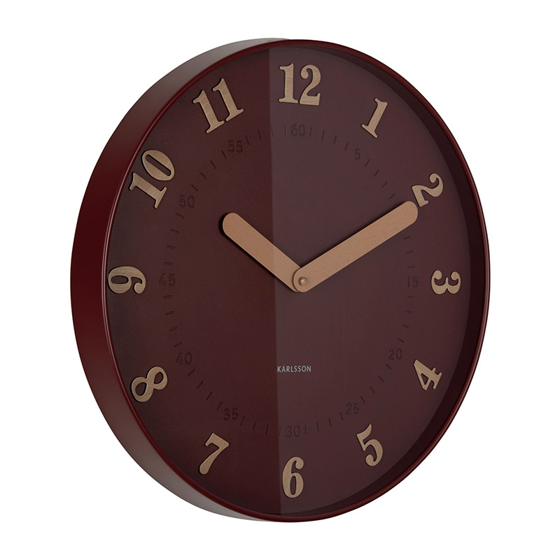 Horloge murale bordeaux avec chiffres et aiguilles couleur bois