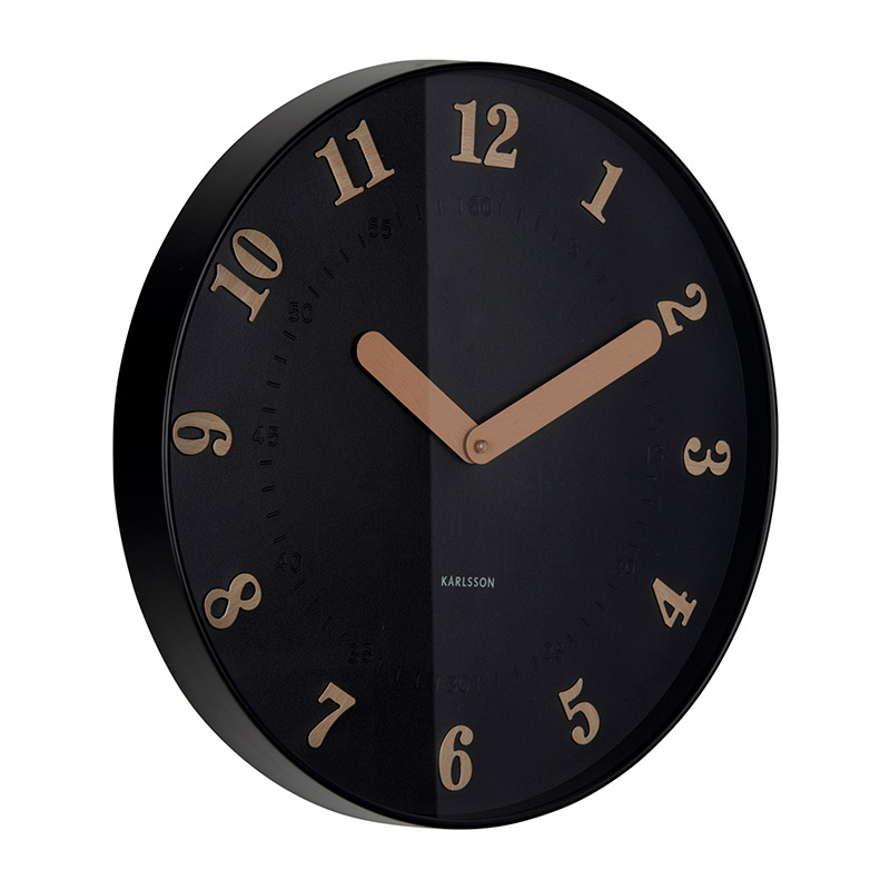 Horloge murale bordeaux avec chiffres et aiguilles couleur bois