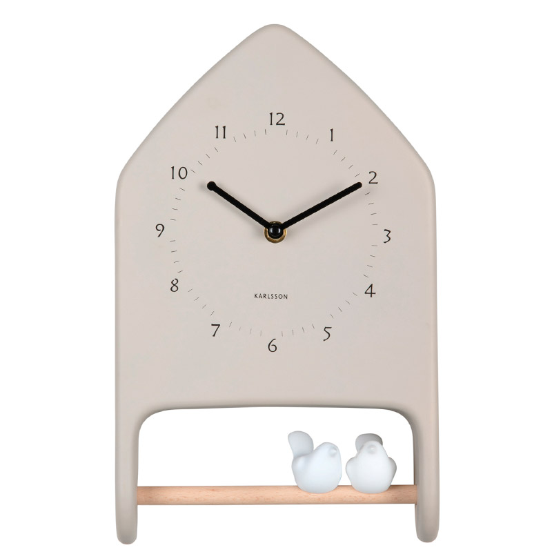 Horloge murale forme maison beige avec 2 oiseaux sur un perchoir en bois
