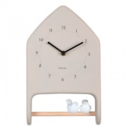 Horloge murale forme maison beige avec 2 oiseaux sur un perchoir en bois