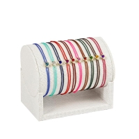 Lot de 10 bracelets assortis en Or 375/1000, pierres de couleur serties en clos et cordons en nylon