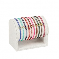 Lot de 10 bracelets assortis en Or 375/1000, pierres de couleur serties en clos et cordons en nylon