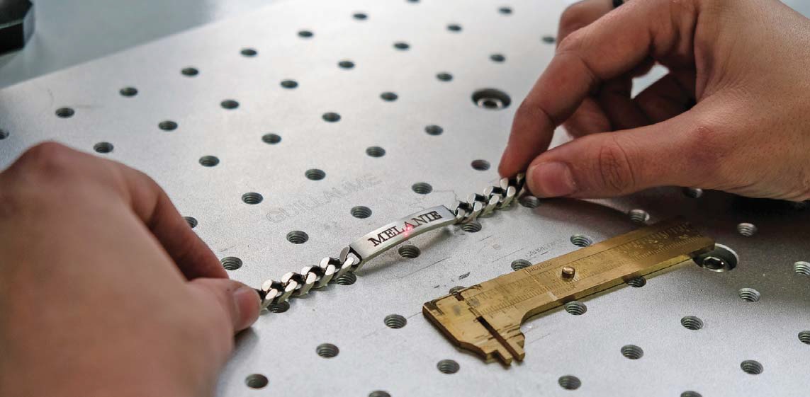 Réalisation de gravure de bijoux dans notre atelier de personnalisation