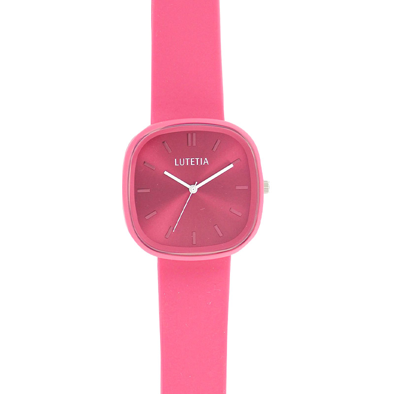 Montre Lutetia, boîtier carré en métal couleur framboise, cadran vert, bracelet en plastique assorti