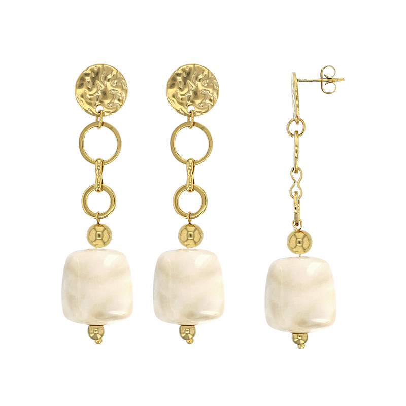 Pendants en cubes de résine beige orné d'un rond martelé 2 cercles, 1 boule en acier doré