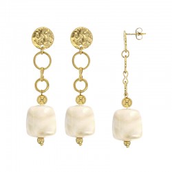 Pendants en cubes de résine beige orné d'un rond martelé 2 cercles, 1 boule en acier doré