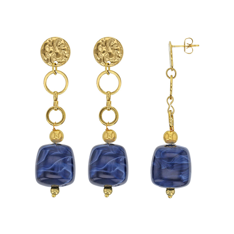 Pendants en cubes de résine bleue orné d'un rond martelé 2 cercles, 1 boule en acier doré