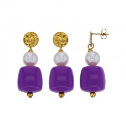Pendants en cubes de résine nacré et  violette orné d'un rond martelé, et 1 boule en acier doré