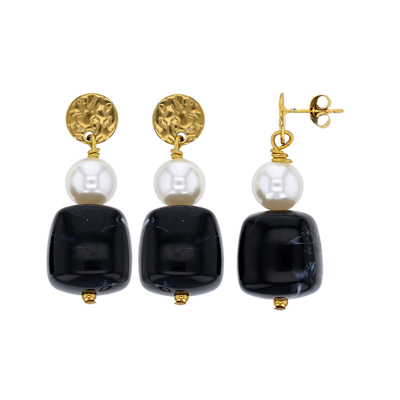 Pendants en cubes de résine nacré et  violette orné d'un rond martelé, et 1 boule en acier doré