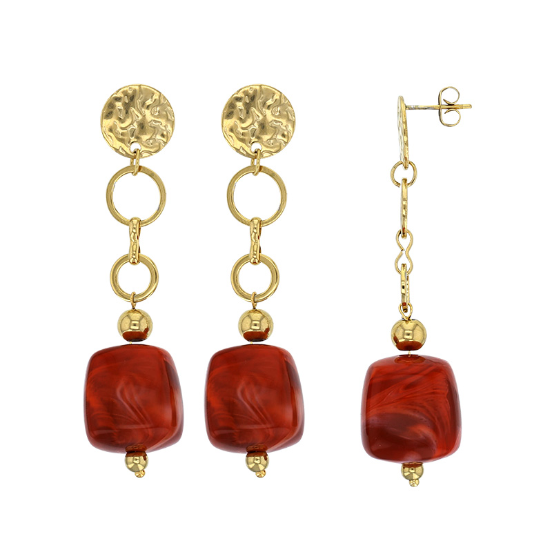 Pendants en cubes de résine rouge orné d'un rond martelé 2 cercles, 1 boule en acier doré
