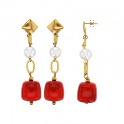 Pendants en cubes de résine rouge, ornés d'un losange et d'une perle en résine nacrée